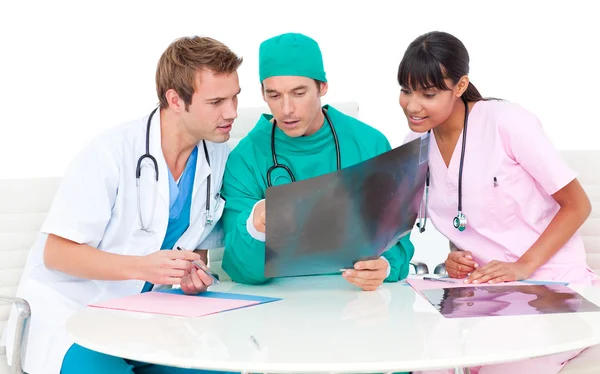 Koncentrerad medicinska teamet tittar på röntgen — Stockfoto