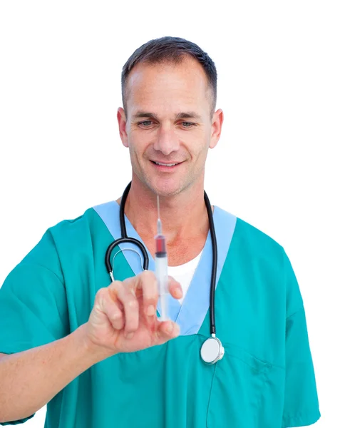 Portrét starší doktor držící injekční stříkačky — Stock fotografie