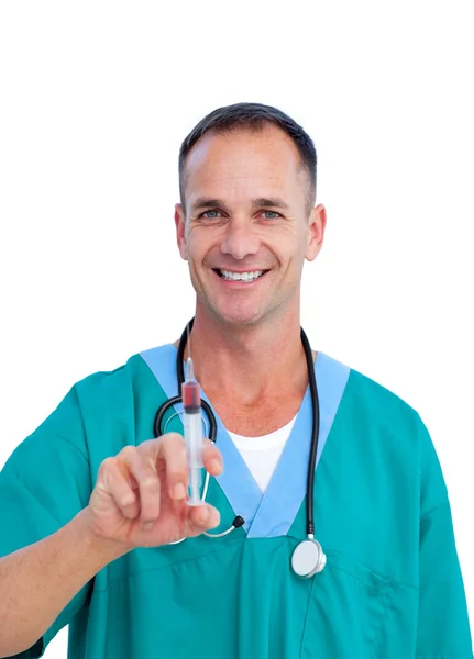 Portret lekarza uśmiechający się trzymając strzykawkę — Zdjęcie stockowe