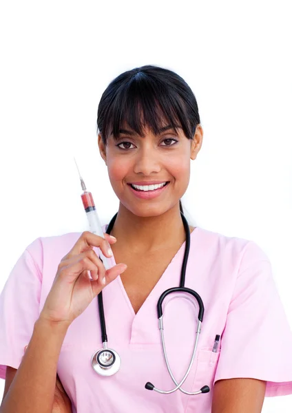Portrét etnické ženského lékaře držící injekční stříkačky — Stock fotografie