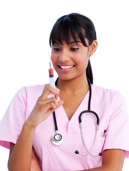 微笑着的女医生抱着一支注射器的肖像 — 图库照片