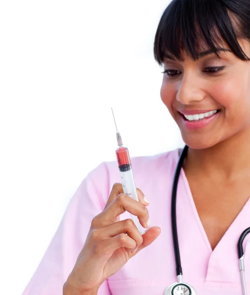 Close-up de uma médica étnica segurando uma seringa — Fotografia de Stock