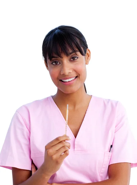 Retrato de uma enfermeira bonita segurando um termômetro — Fotografia de Stock