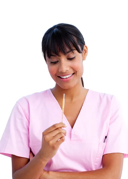 Retrato de uma enfermeira atraente segurando um termômetro — Fotografia de Stock