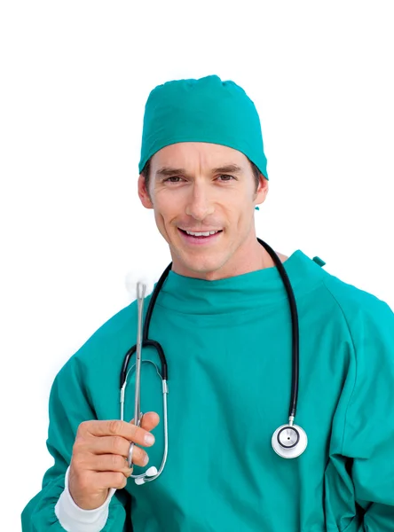 Portrait d'un chirurgien masculin tenant des pinces chirurgicales — Photo