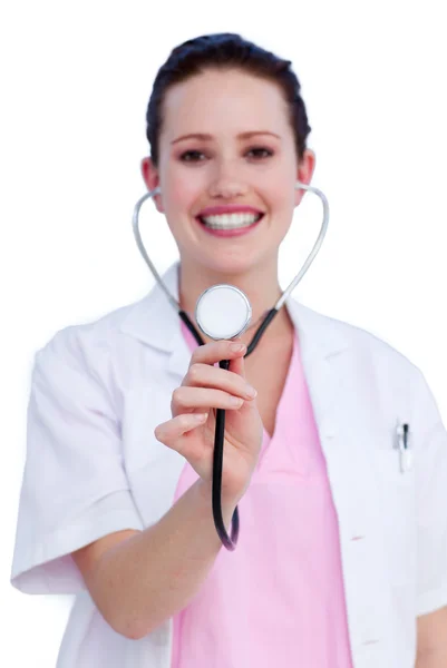 Portrét usmívající se žena doktora drží stetoskop — Stock fotografie
