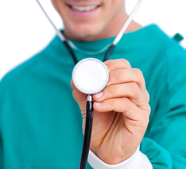 Gros plan d'un chirurgien souriant tenant un stéthoscope — Photo