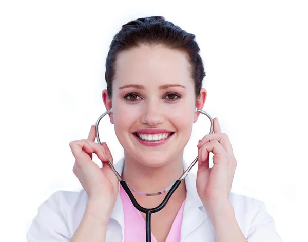 聴診器を保持している魅力的な女性医師の肖像画 — ストック写真
