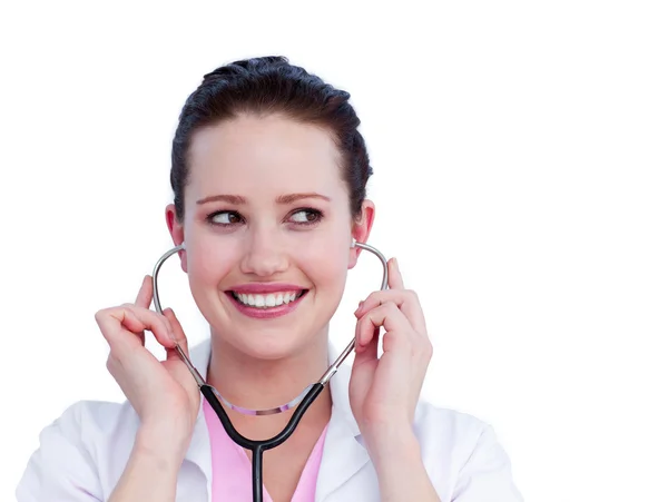 Porträtt av en charmig kvinnliga läkare som innehar ett stetoskop — Stockfoto