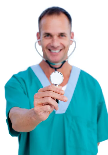 Портрет очаровательного врача-мужчины, держащего стетоскоп — стоковое фото