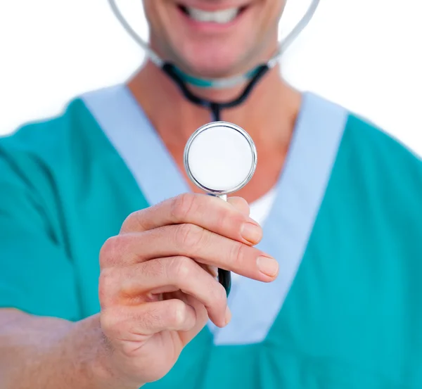 Крупный план улыбающегося доктора, держащего стетоскоп — стоковое фото