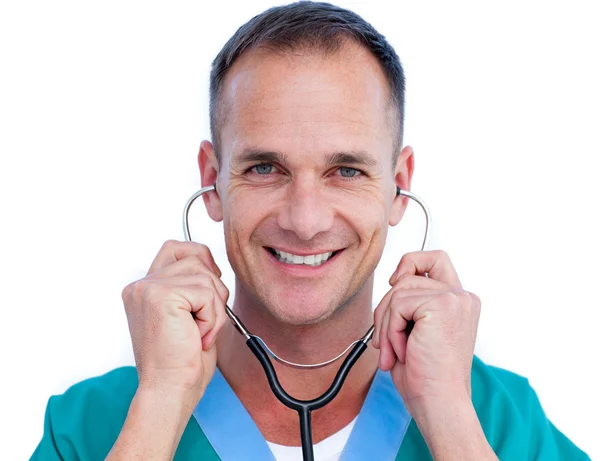 Портрет красивого врача-мужчины, держащего стетоскоп — стоковое фото