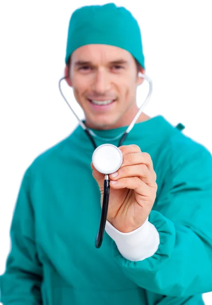 Porträtt av en entusiastisk kirurg som innehar ett stetoskop — Stockfoto