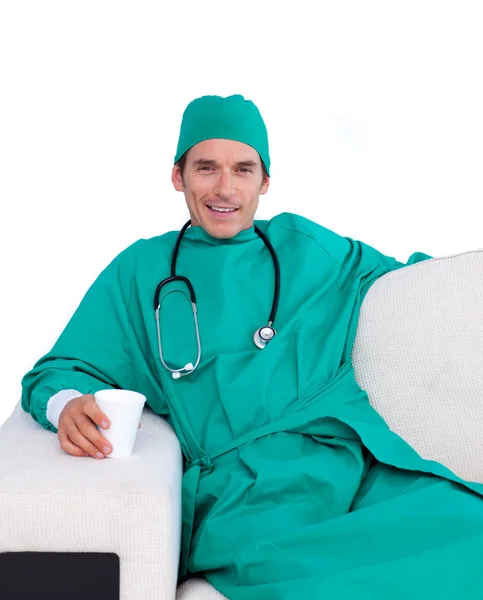 Харизматичный хирург пьет кофе в комнате персонала — стоковое фото