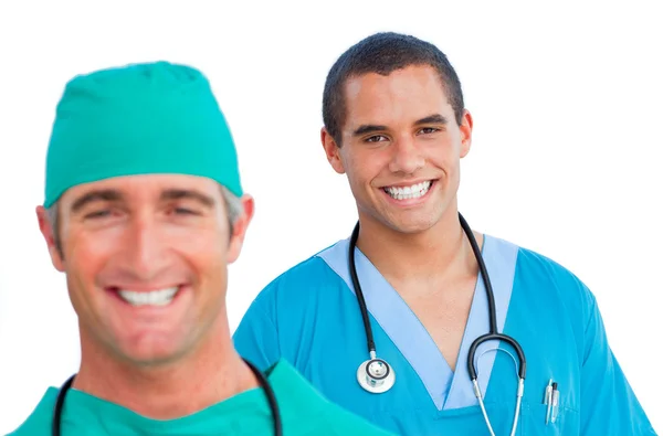 Портрет положительных врачей-мужчин — стоковое фото