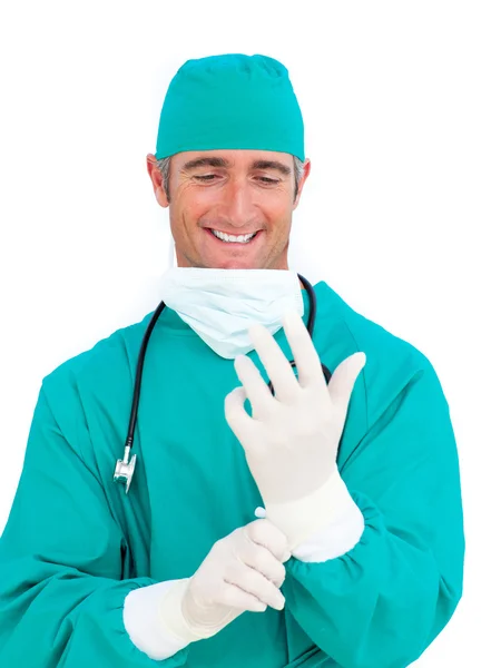 Chirurgien attrayant portant des gants chirurgicaux — Photo