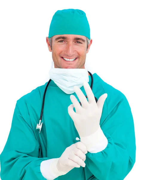 Charismatischer Chirurg mit OP-Handschuhen — Stockfoto