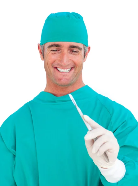 Cirujano sonriente sosteniendo un escalpelo — Foto de Stock