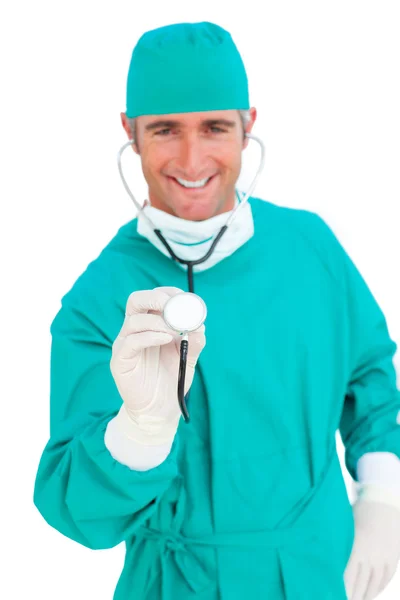 カリスマ的な外科医に聴診器を保持 — ストック写真