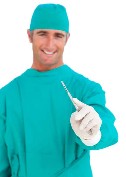Асистент-хірург тримає стетоскоп — стокове фото