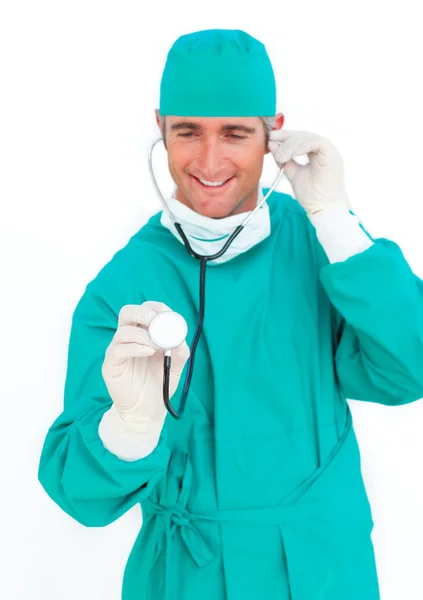 Позитивный хирург держит стетоскоп — стоковое фото