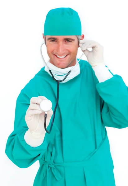 Улыбающийся хирург держит стетоскоп — стоковое фото