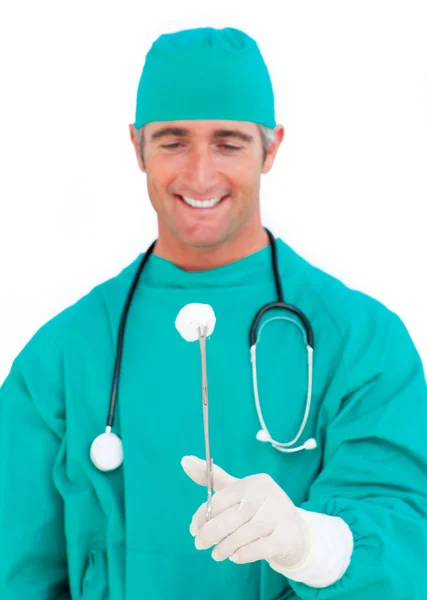 Cirujano seguro sosteniendo fórceps quirúrgicos — Foto de Stock