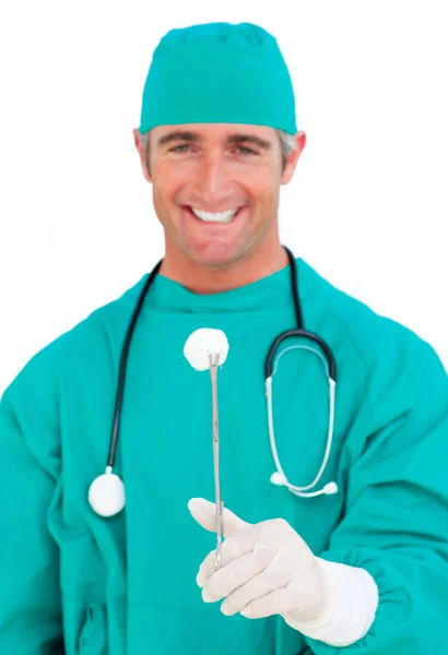 Cirujano seguro sosteniendo fórceps quirúrgicos — Foto de Stock