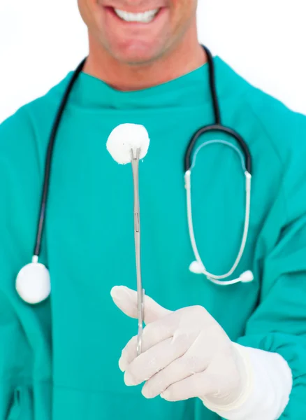 Zbliżenie: chirurg trzyma pinceta chirurgiczna — Zdjęcie stockowe