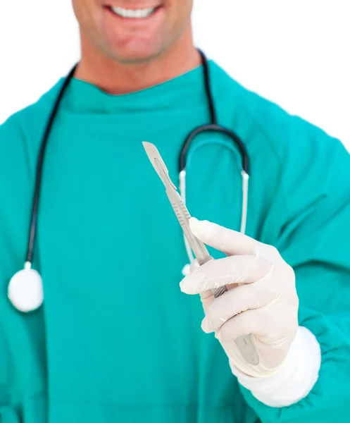 Nahaufnahme eines Chirurgen mit einem Skalpell — Stockfoto