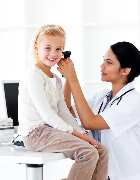 Skoncentrowany kobiece kobieta lekarz sprawdzanie uszu jej pacjenta — Zdjęcie stockowe