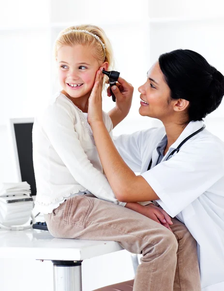 Sevimli küçük kız bir tıbbi check-up katılıyor — Stok fotoğraf