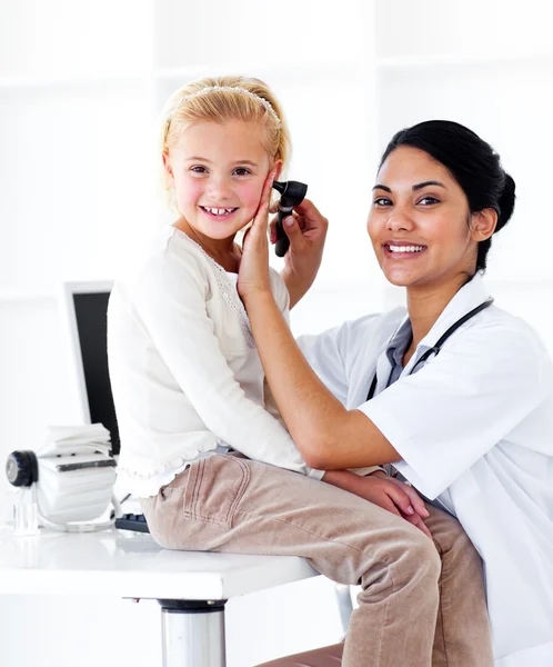 Uśmiechnięta kobieta lekarz sprawdzanie uszu jej pacjenta — Zdjęcie stockowe