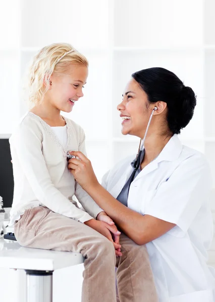 Menina sorrindo assistir a um check-up médico — Fotografia de Stock