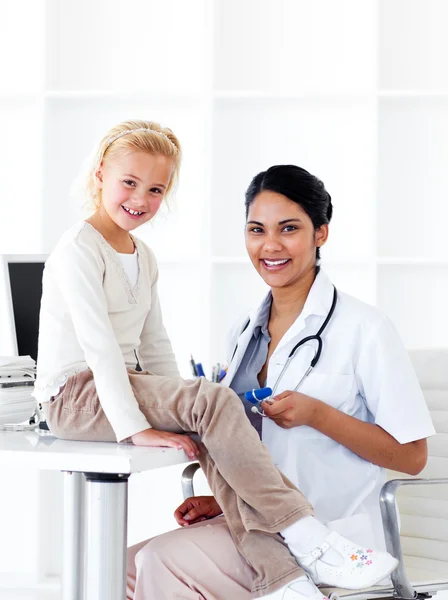 Entzückendes kleines Mädchen bei einem medizinischen Check-up — Stockfoto
