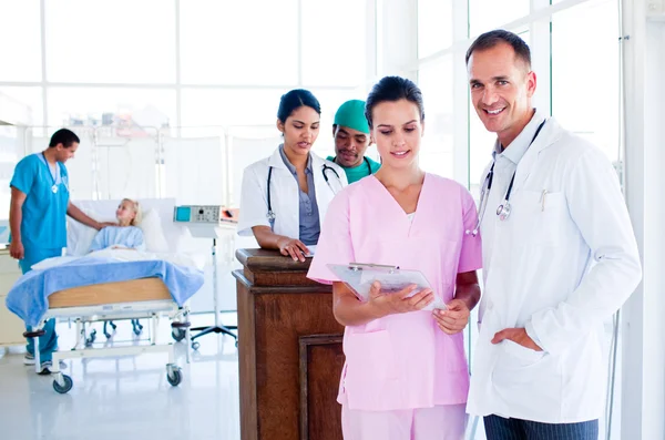 Retrato de uma equipe médica multiétnica no trabalho — Fotografia de Stock