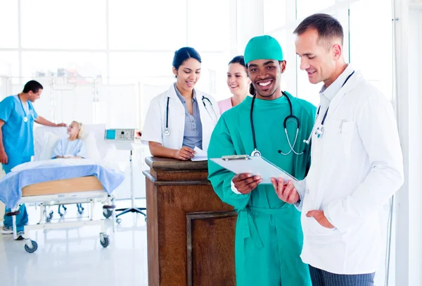 Portrait d'une équipe médicale ambitieuse au travail — Photo