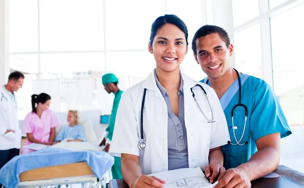 Porträtt av ett internationellt medicinskt team på arbetsplatsen — Stockfoto