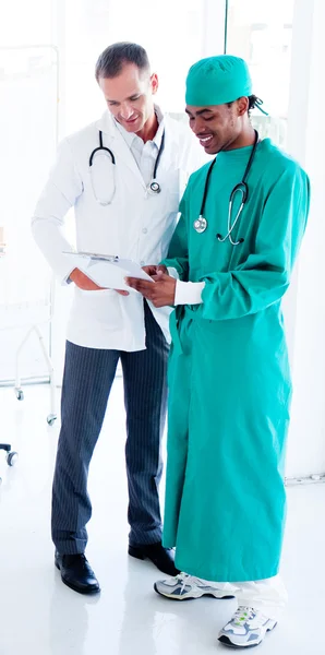 Два сконцентрированных врача-мужчины на работе — стоковое фото