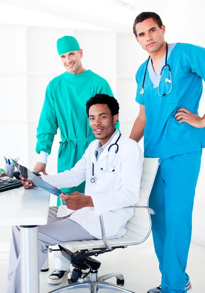 Assertive male doctors looking at X-Ray — Stock Photo, Image