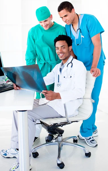 Уверенные врачи-мужчины смотрят на рентген — стоковое фото