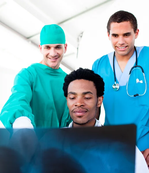 Оптимистичные врачи-мужчины смотрят на рентген — стоковое фото