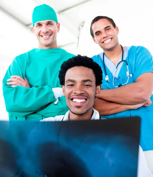Médicos varones sonrientes mirando rayos X — Foto de Stock