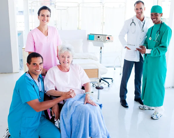 Attente medisch team het verzorgen van een senior vrouw — Stockfoto