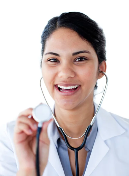 Portre pozitif bir doktor stetoskop bir holding — Stok fotoğraf