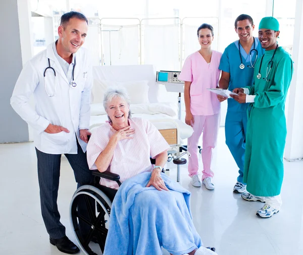 Verenigd medisch team het verzorgen van een senior vrouw — Stockfoto
