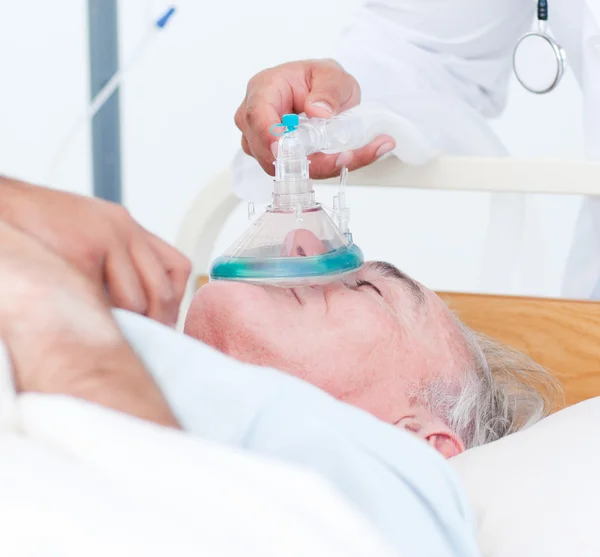 Paziente anziano che riceve maschera ossigeno — Foto Stock