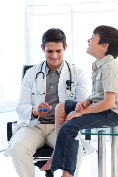 Αυτοπεποίθηση αρσενικό γιατρός τον έλεγχο σε έναν ασθενή είναι αντανακλαστικό — Φωτογραφία Αρχείου