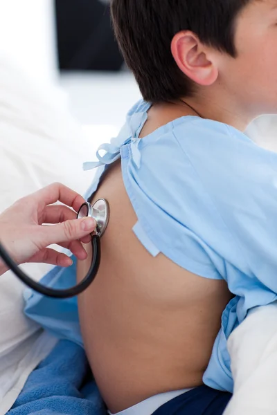 Um médico verificando a frequência respiratória de uma criança — Fotografia de Stock