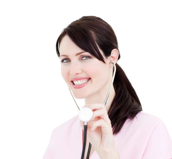 Charismatický ženský lékař ukazující stetoskop — Stock fotografie